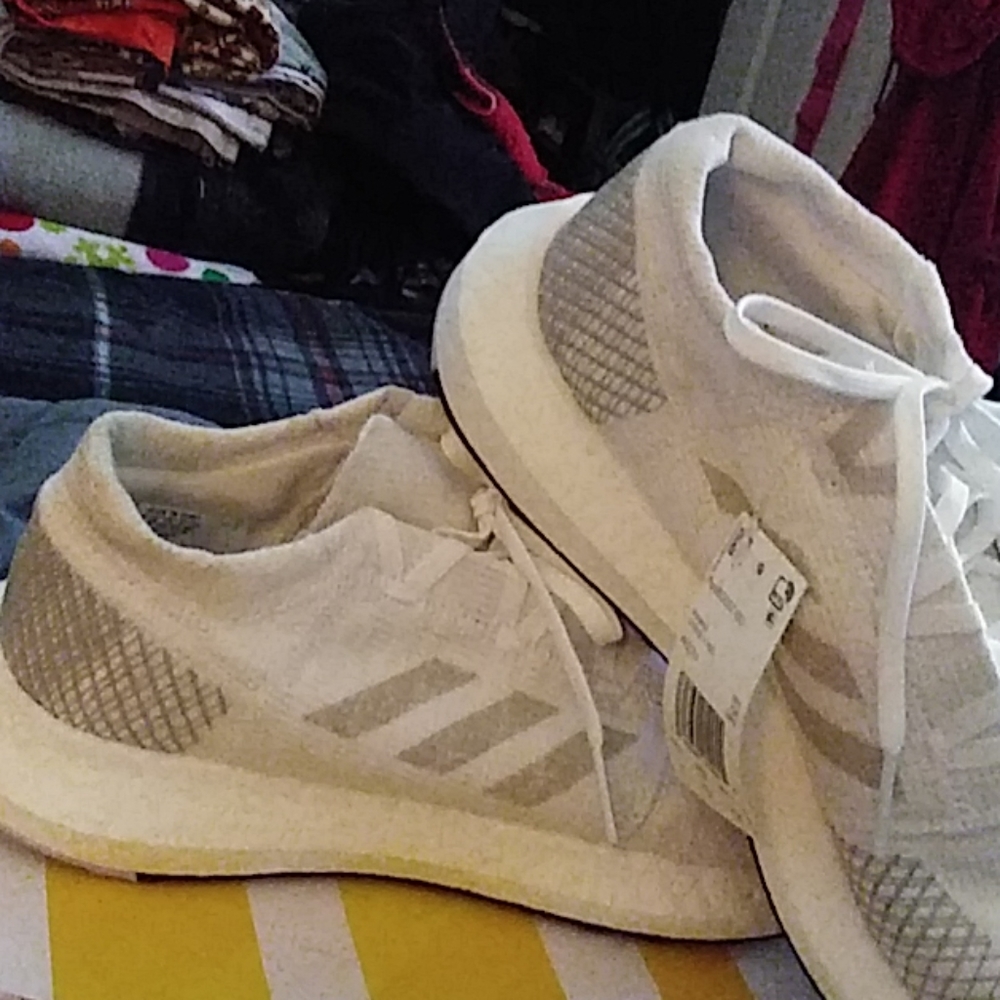 Tennis shoes